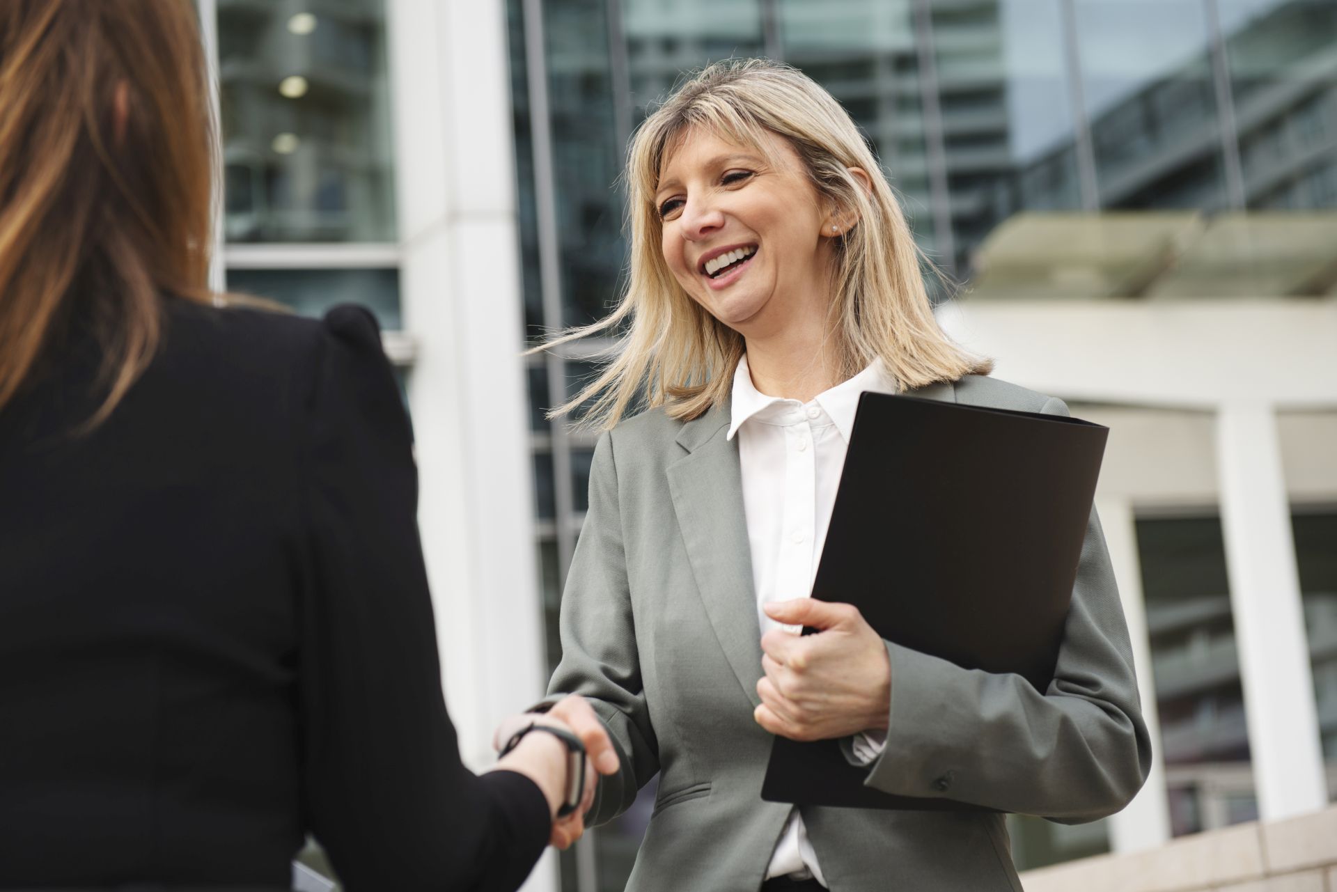 Mit csin&aacute;l val&oacute;j&aacute;ban egy &uuml;zletk&ouml;tő, &eacute;s milyen karrierlehetős&eacute;gek ad&oacute;dnak e t&eacute;ren Debrecenben?