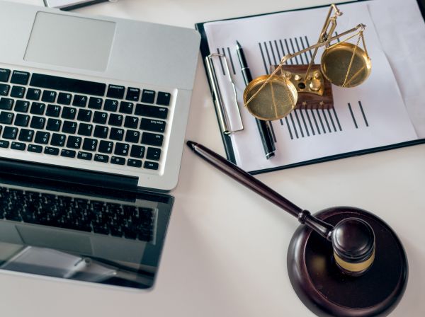 Munkaszerződ&eacute;st &eacute;rintő v&aacute;ltoz&aacute;sok &eacute;s &uacute;jdons&aacute;gok 2026-ban